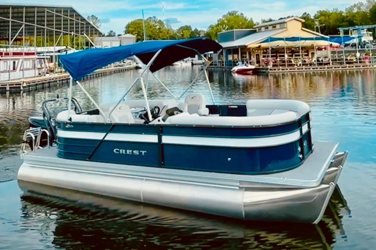 blue crest tritoon boat rental fits 11 passengers